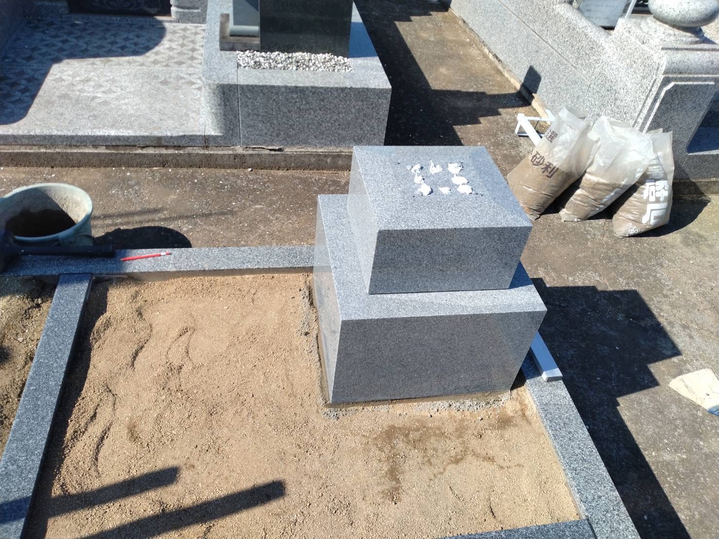 吉相墓を建立している様子(群馬県館林市龍興寺)