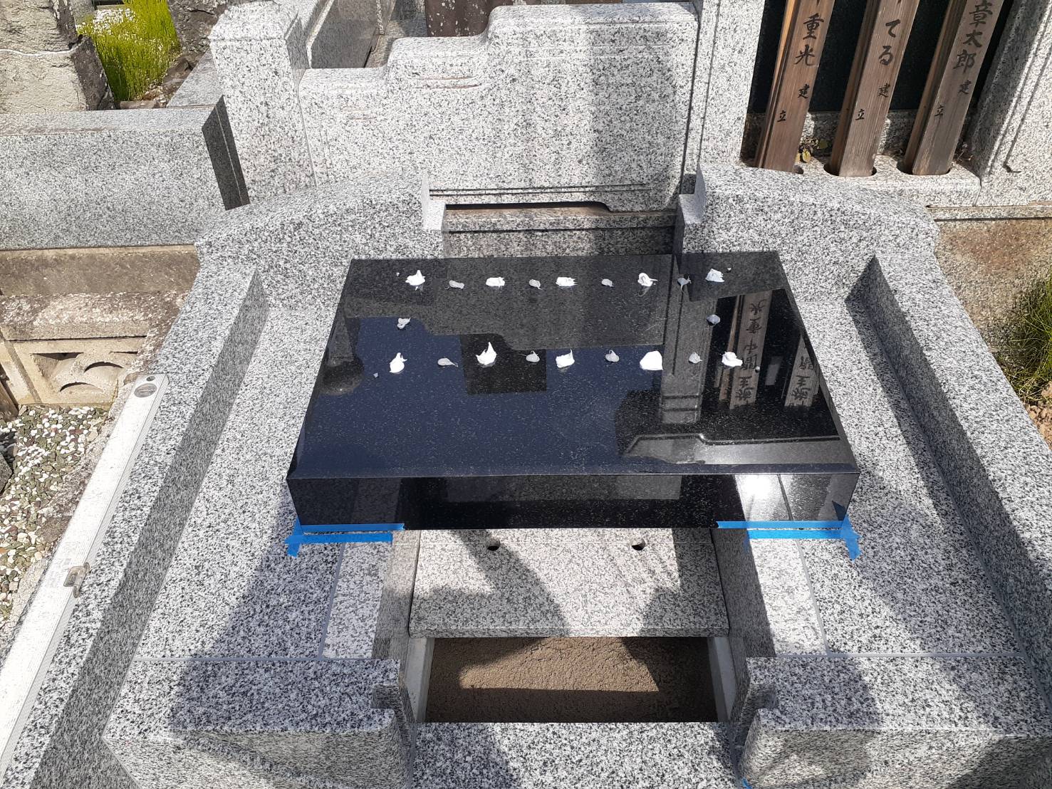 墓石建立の様子