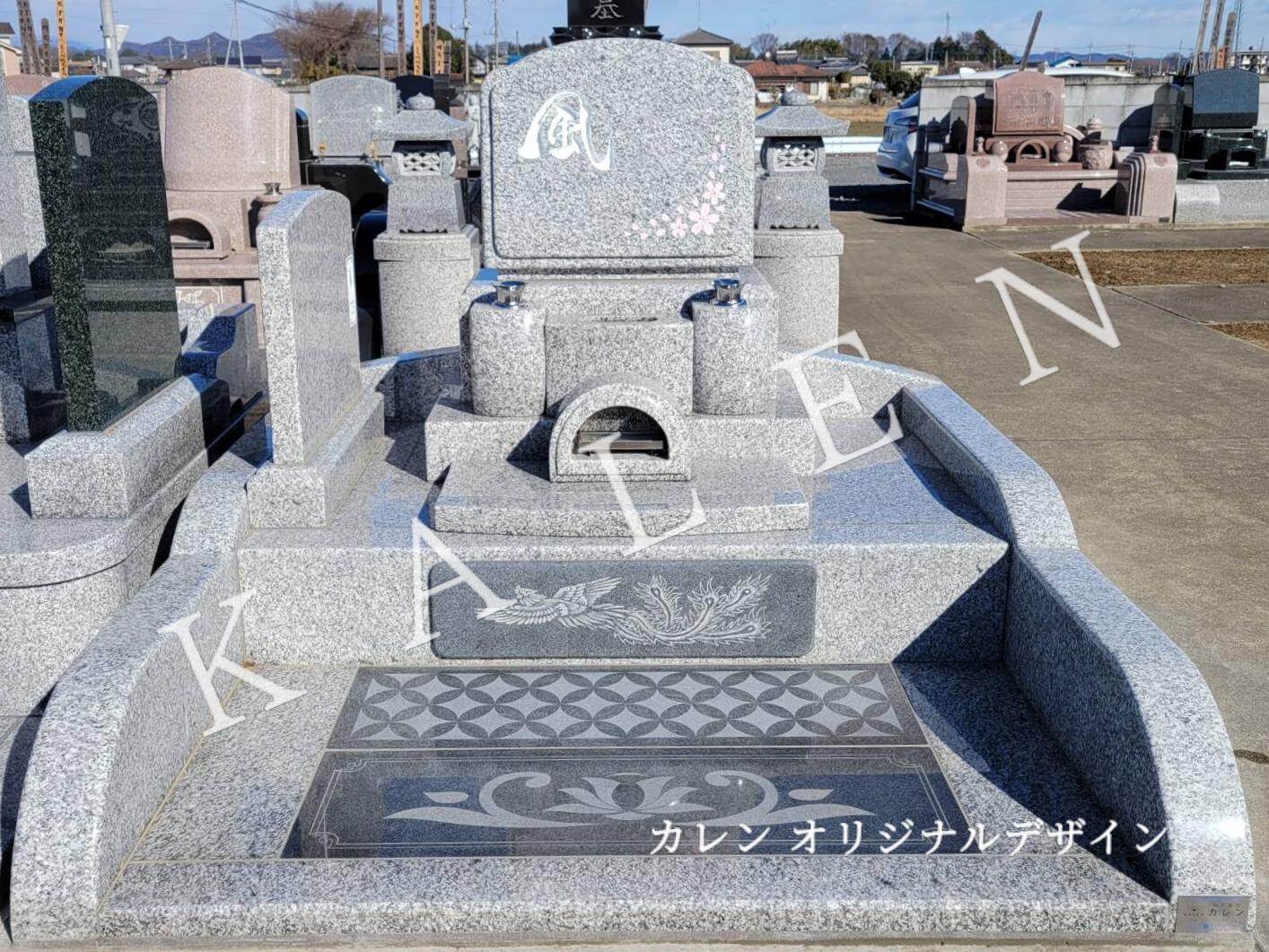 蓮の花のイメージが敷石に彫刻されている(群馬県館林市)