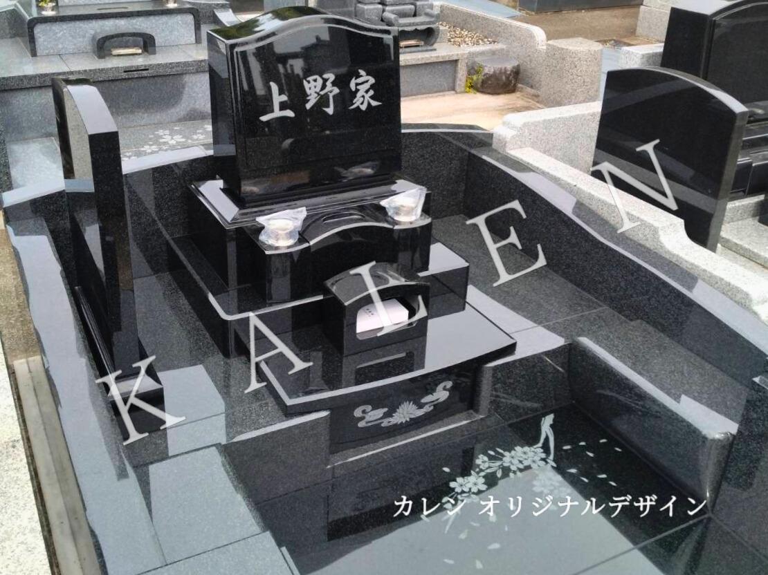 黒色と濃いグレー色の石材を使用した洋型墓石(群馬県伊勢崎市石山霊園)