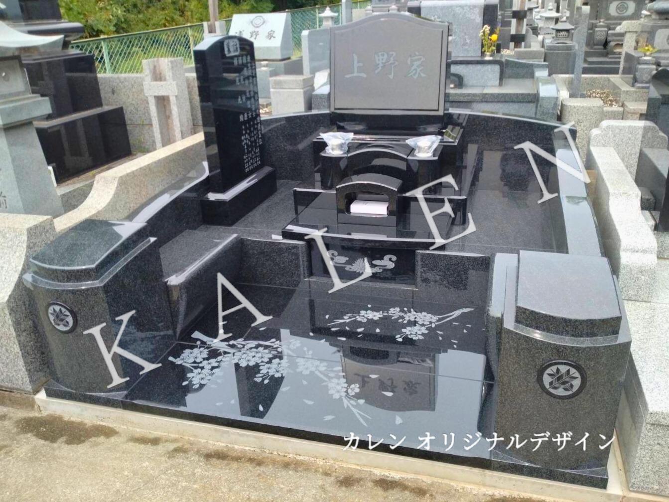 黒色の石材を使用した洋型墓石（墓石のカレン施工）