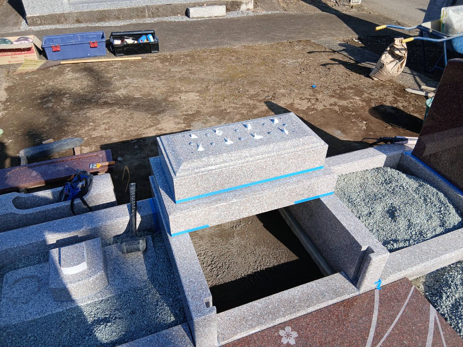 墓石建立の様子