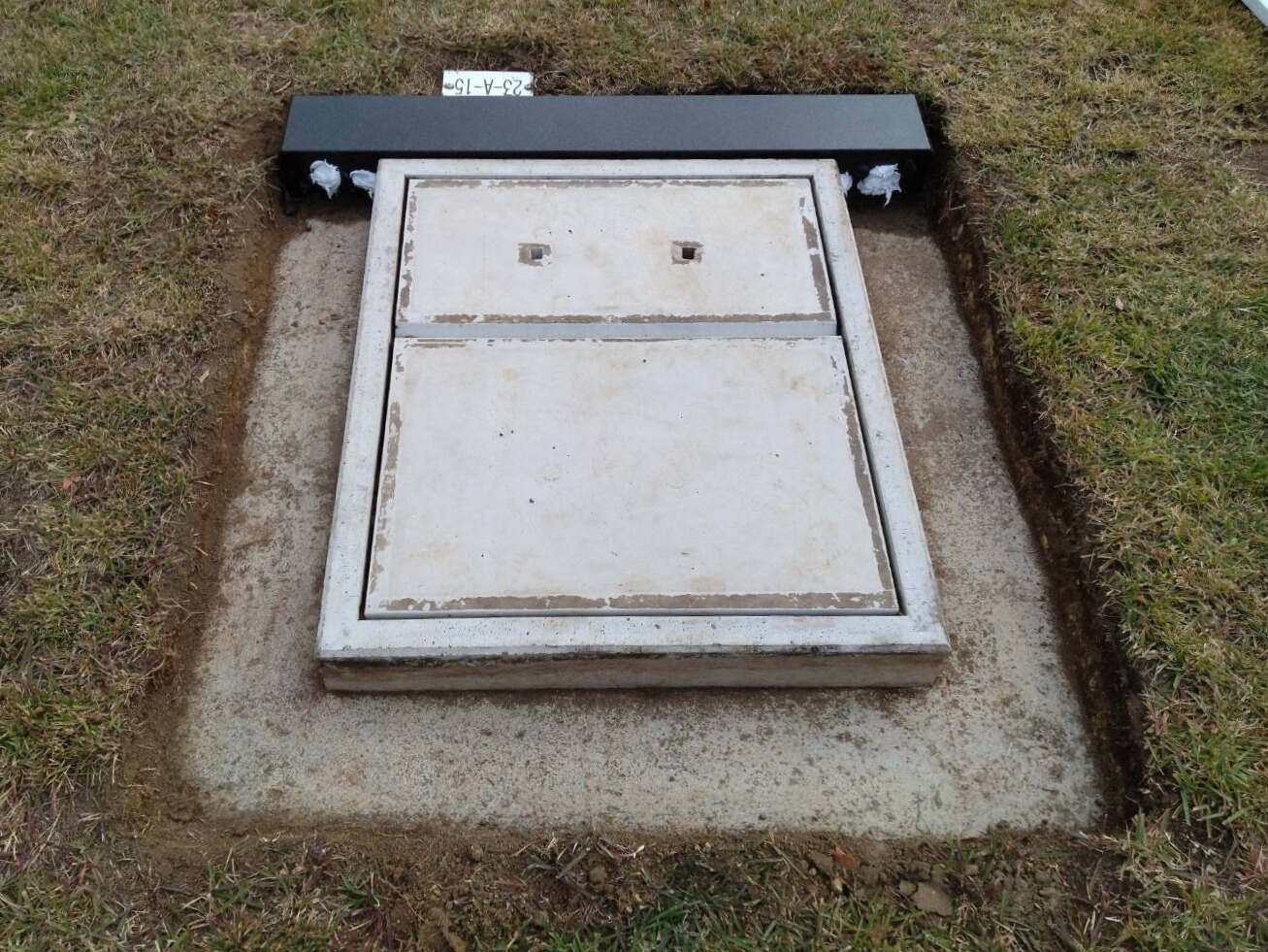 墓石建立の様子