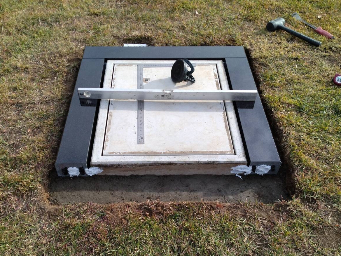 墓石建立の様子