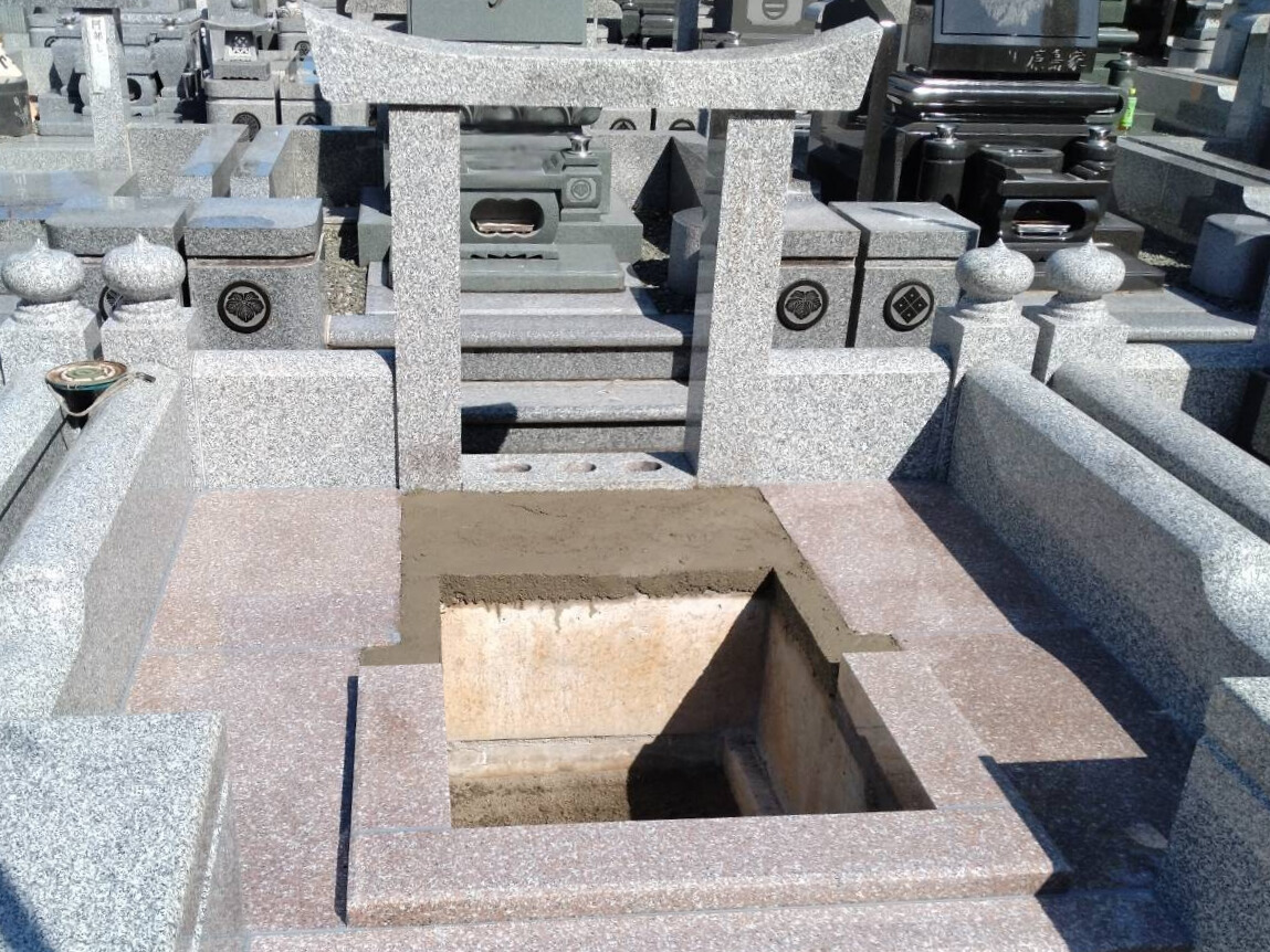 墓石を施工している様子