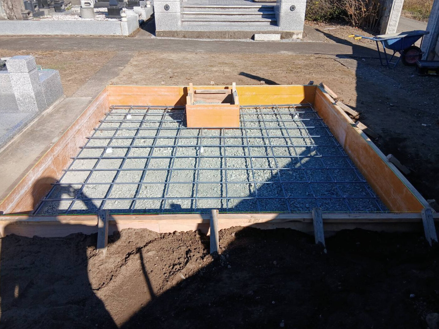 墓石の基礎工事の様子