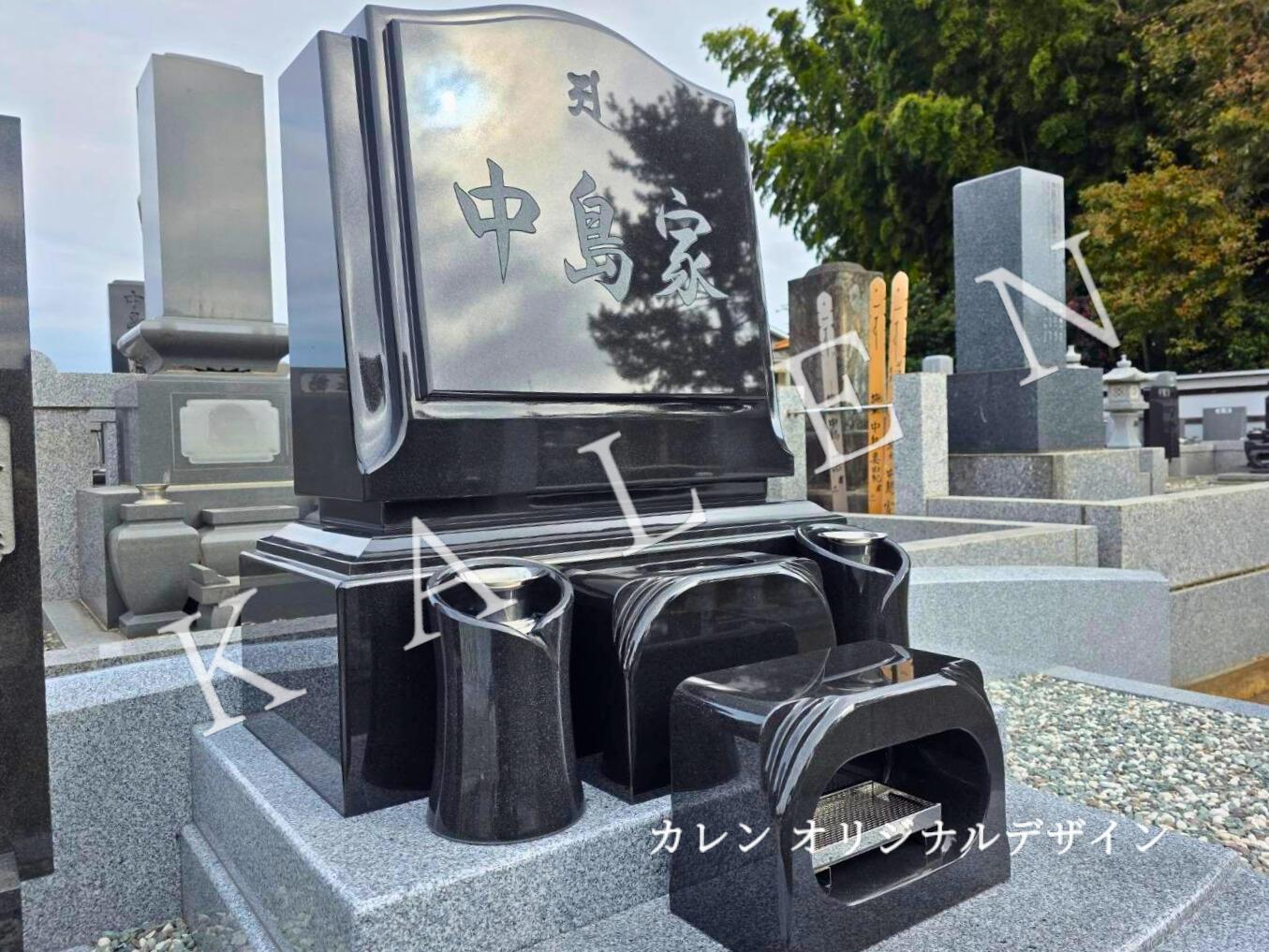 竿石に家名が刻まれている洋型墓石（群馬県館林市永明寺様にて）