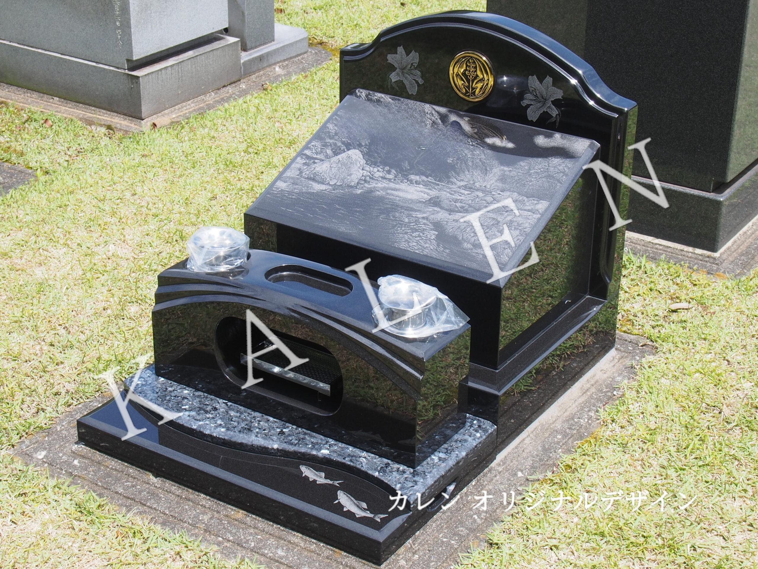 百合の花が刻まれた芝生墓地のお墓(栃木県小山市)