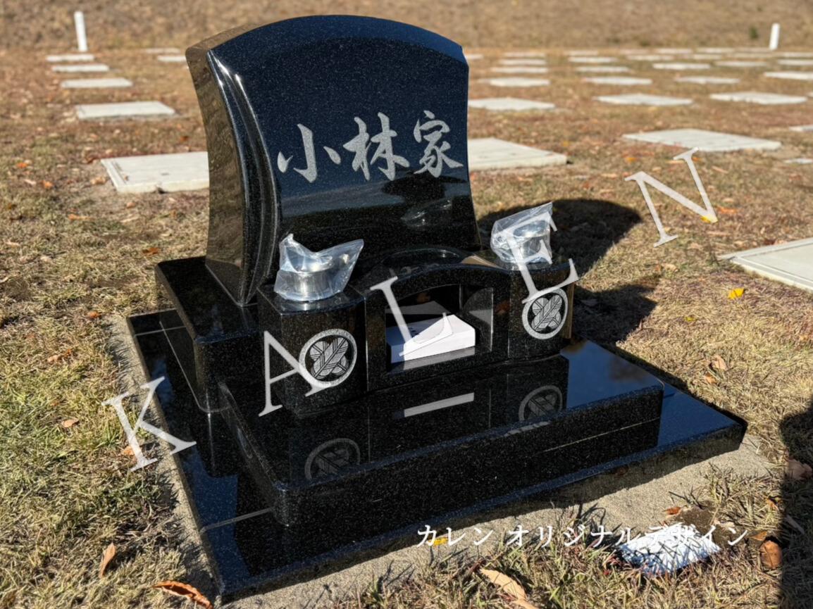 黒色の石材を使用した今風の芝生墓地のお墓（群馬県太田市八王子山公園墓地）