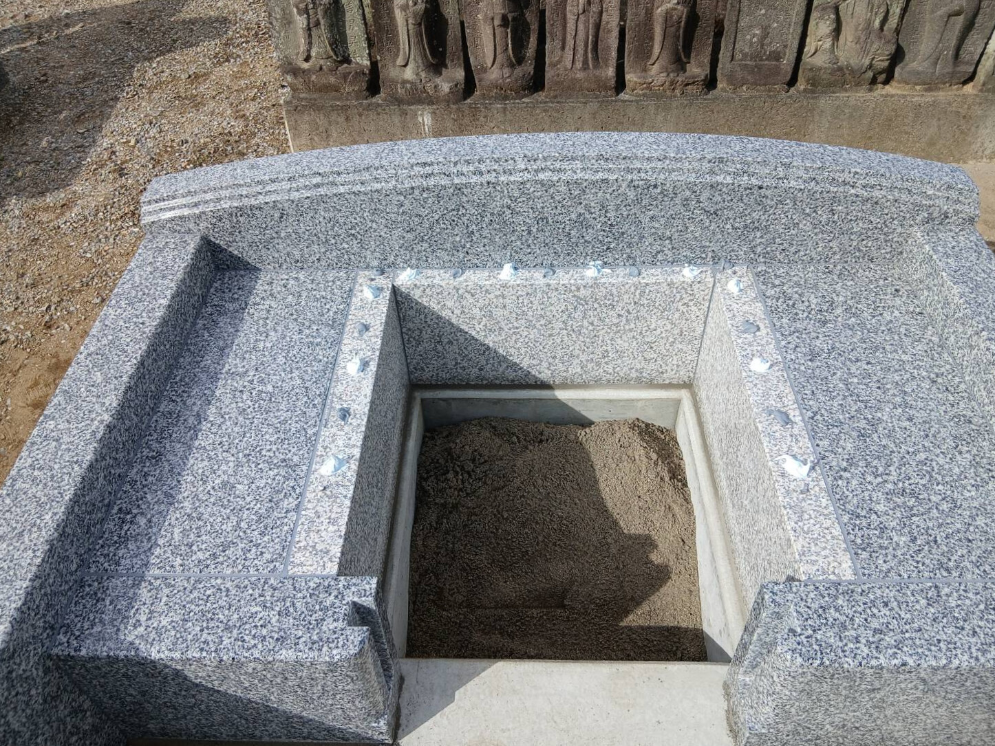 墓石建立の様子