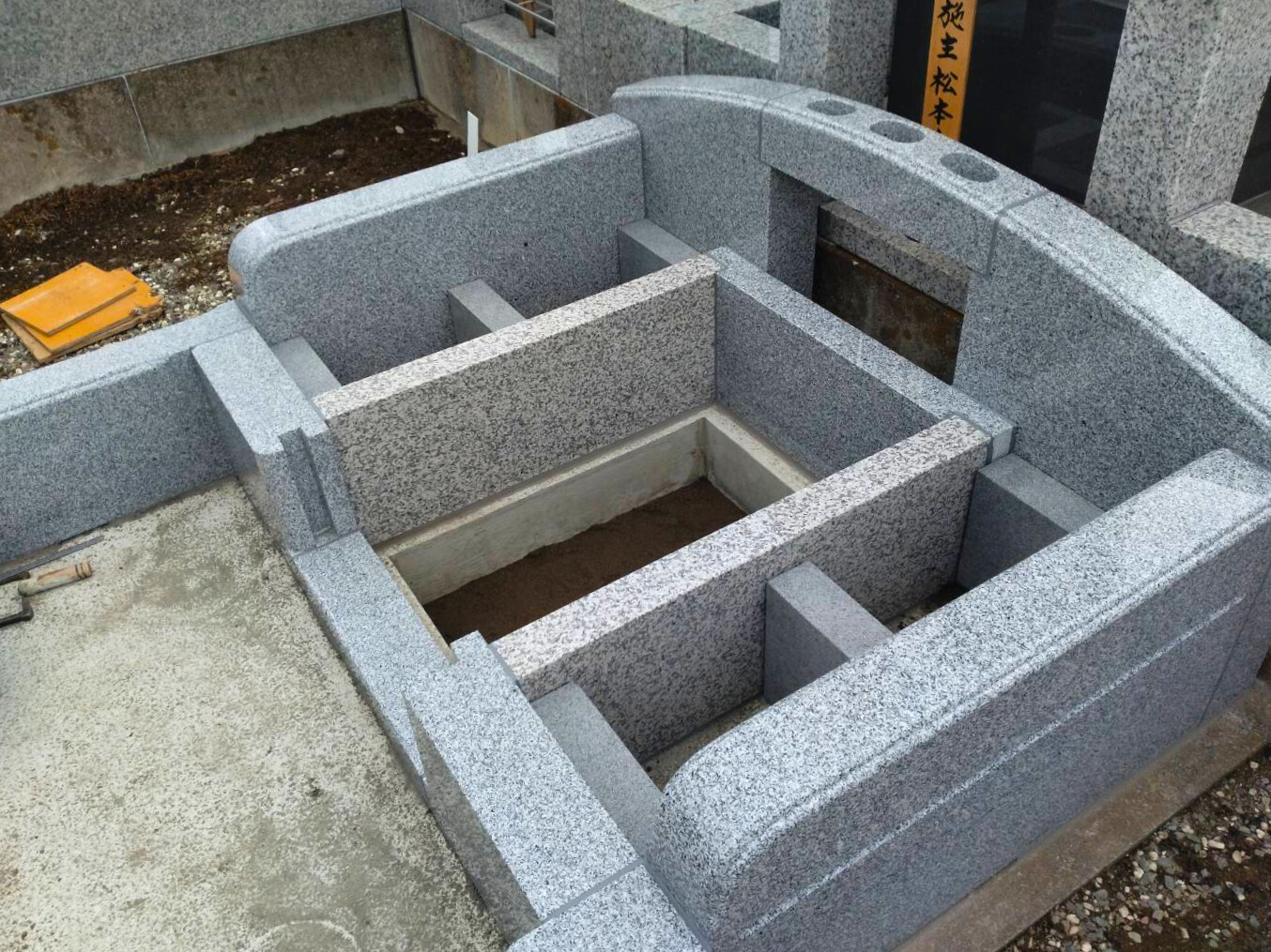 墓石施工の様子