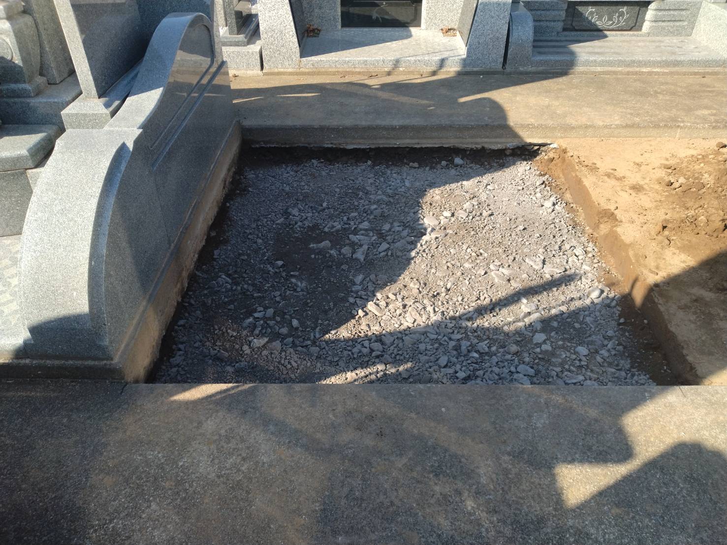 墓地の基礎工事の様子(墓石のカレン施工)