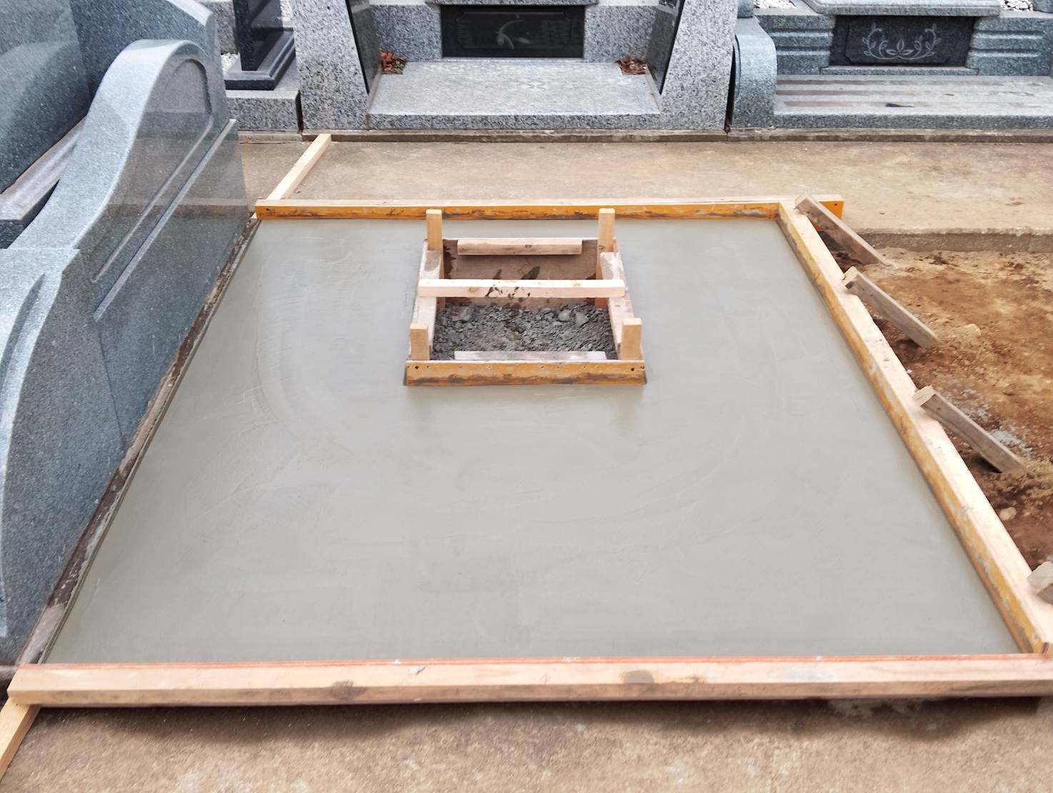 基礎工事の様子(墓石のカレン施工)