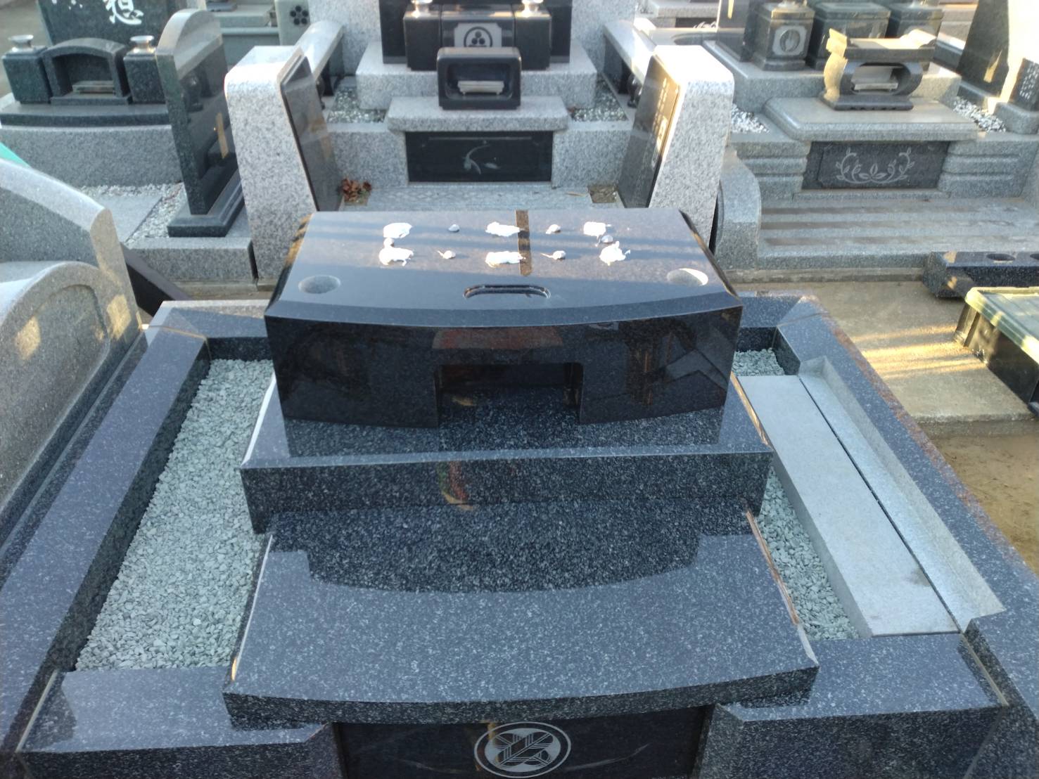 石塔施工の様子(墓石のカレン施工)