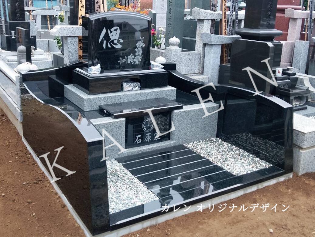 百合の花が刻まれたデザイン墓石（埼玉県鴻巣市）