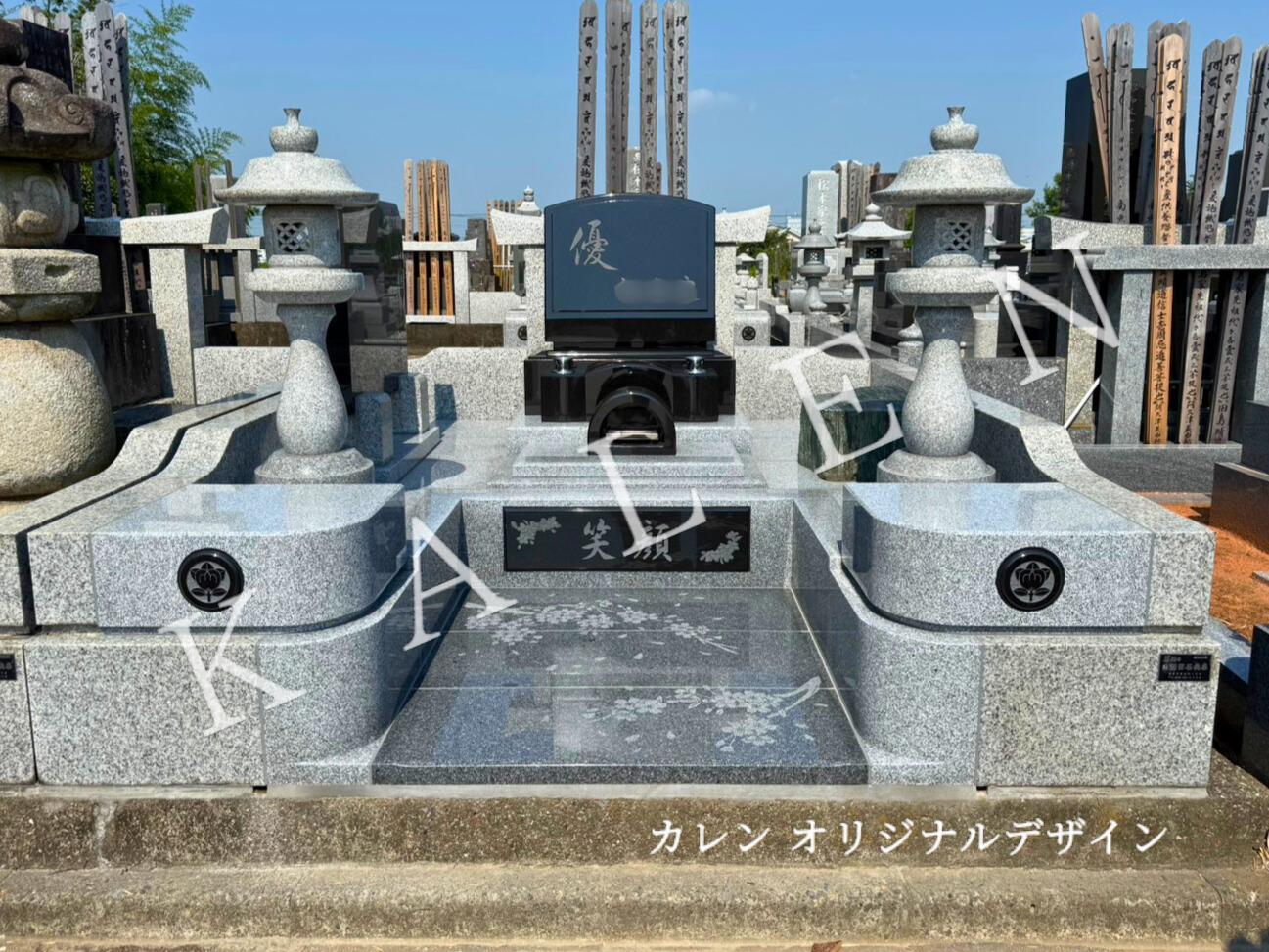 優の文字と桜の彫刻が美しい洋型墓石（埼玉県加須市観音寺様）