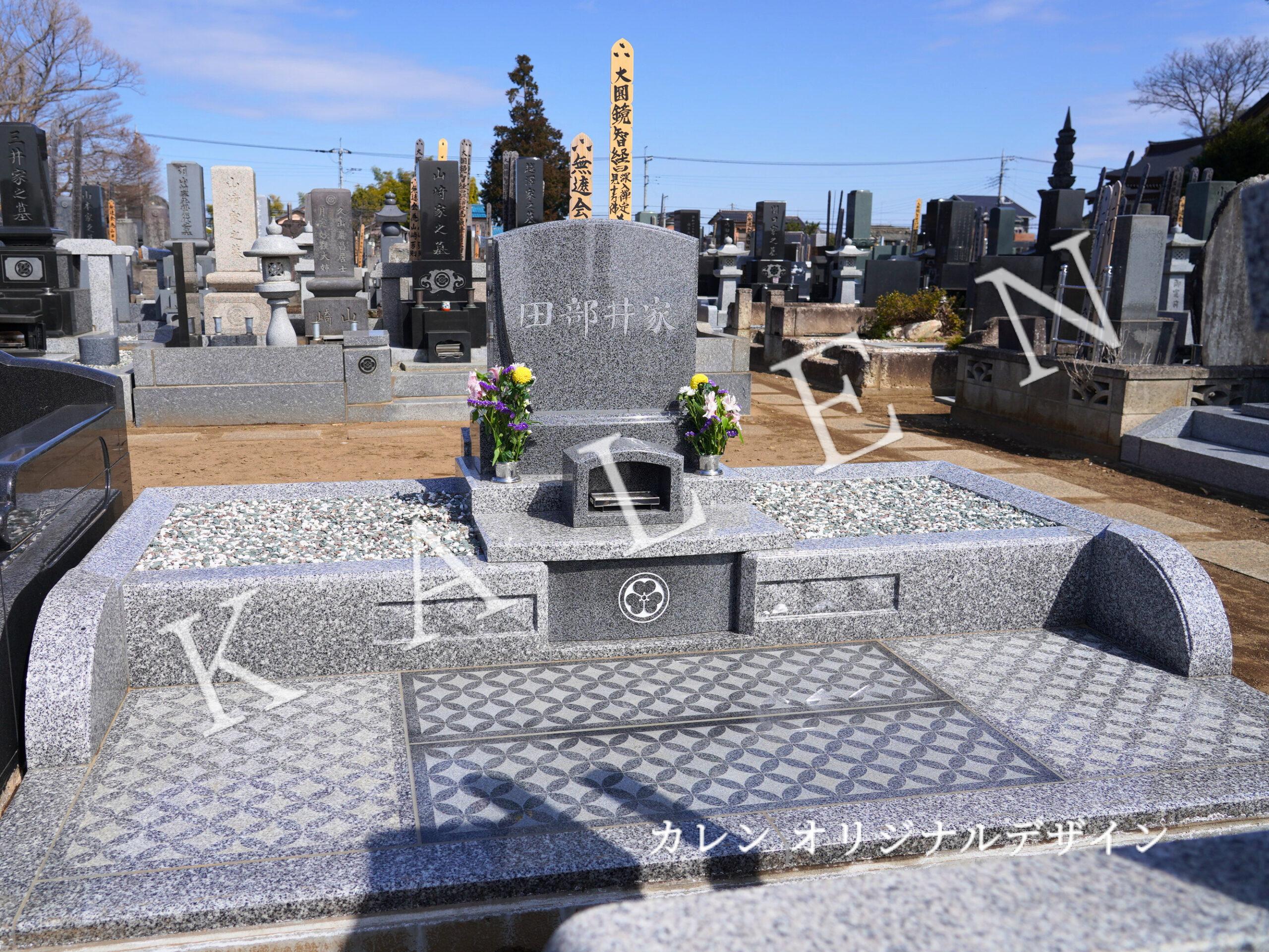 ゆったりとした敷地に建つグレー色のデザイン墓石（群馬県館林市善長寺様）