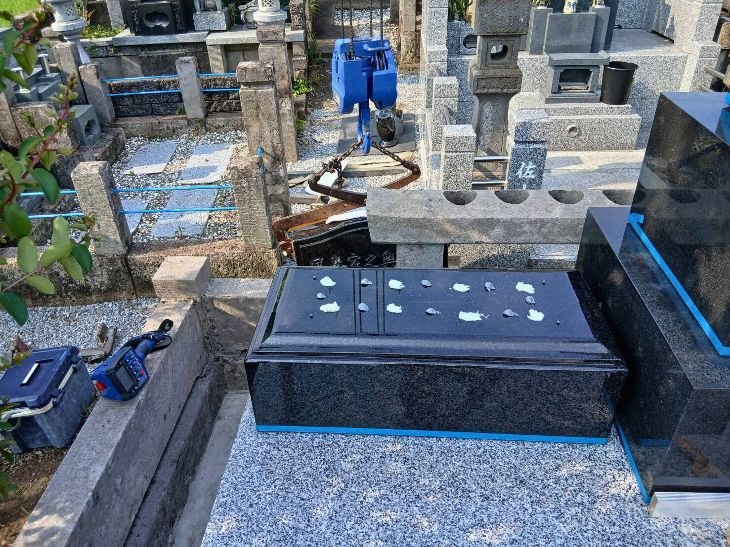 墓石据え付け工事の様子