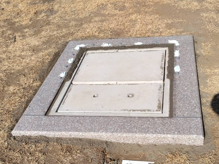 墓石建立の様子