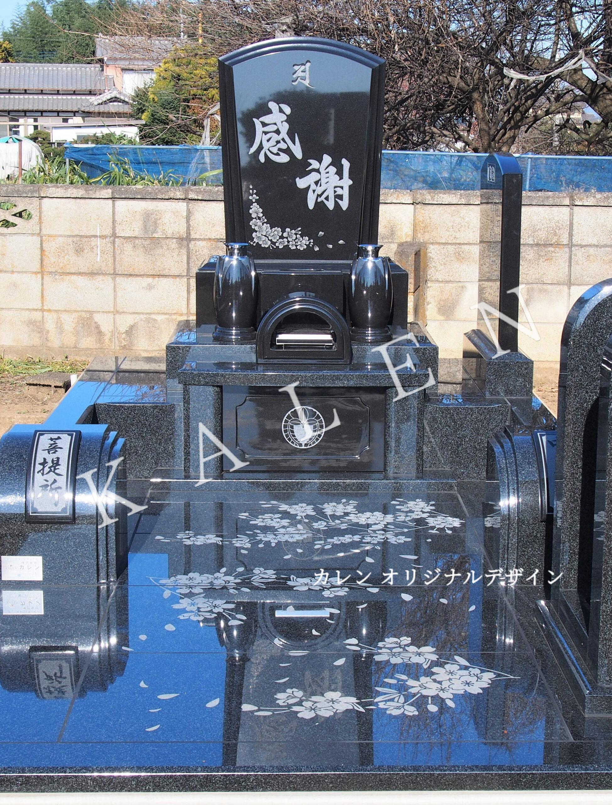 お墓にさくらの花の彫刻