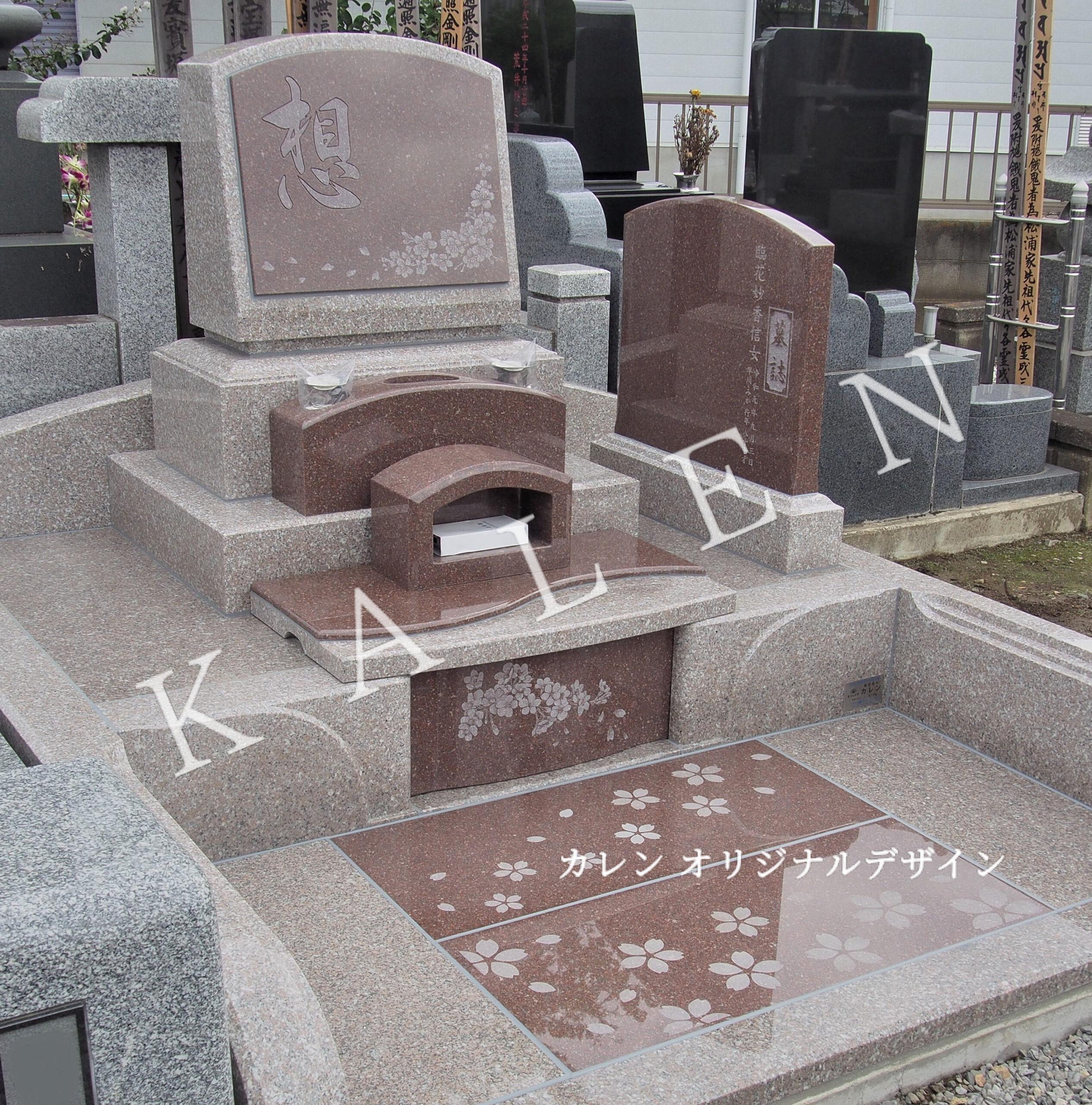 洋風のお墓にお花のイラスト彫刻がされている