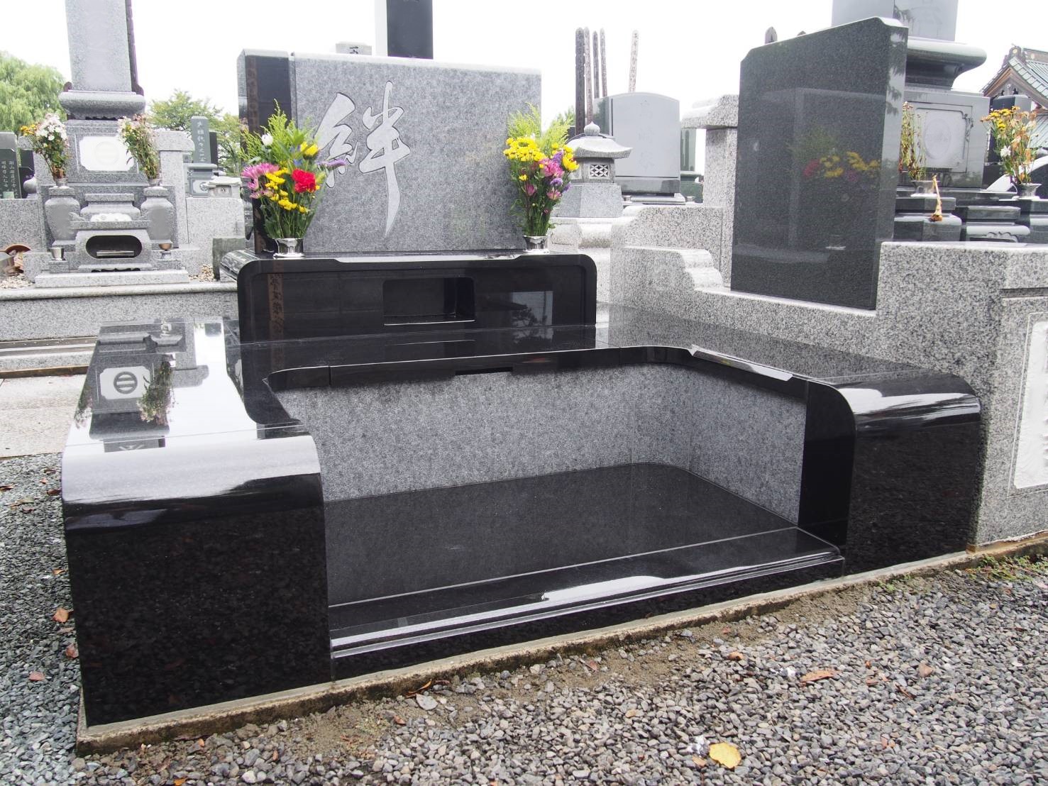 世界最高級白御影石の庵治石と世界最高級黒御影石のスウェーデンファイングレーを使用した贅沢なデザイン墓石の施工例