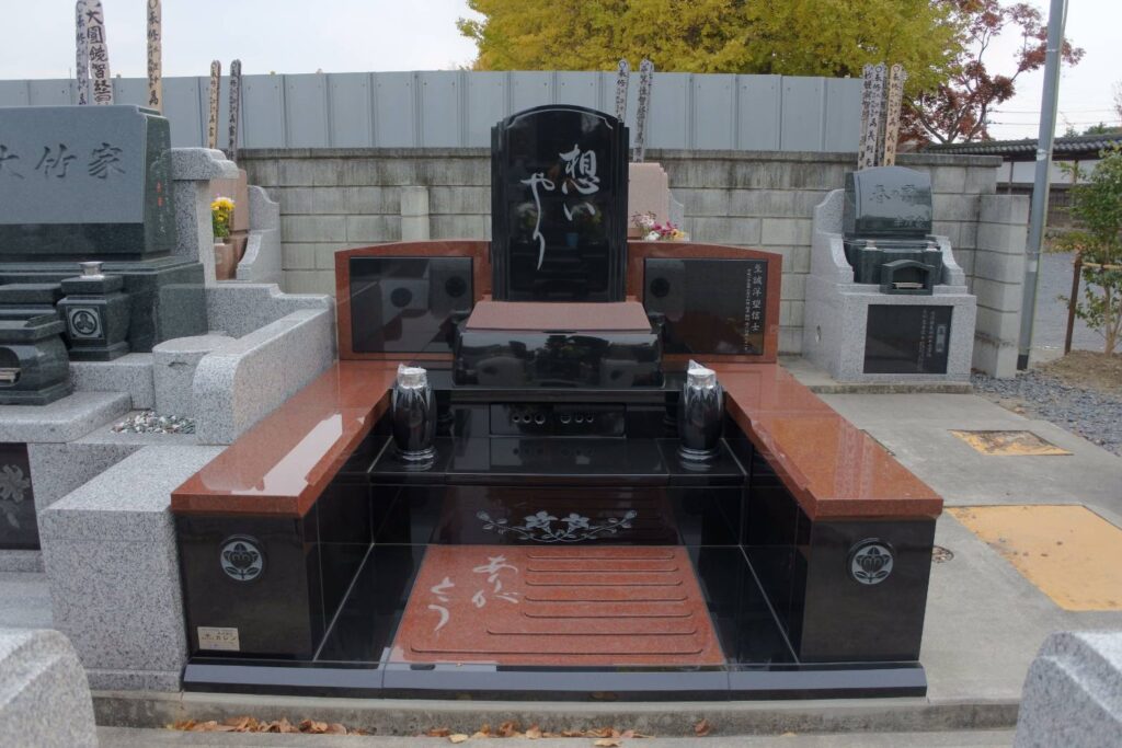 黒と茶色の重厚感のあるデザイン墓石（栃木県足利市）