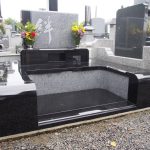世界最高級白御影石の庵治石と世界最高級黒御影石のスウェーデンファイングレーを使用した贅沢なデザイン墓石