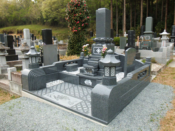 上下蓮華の堂々とした和型墓石（栃木県足利市）