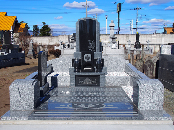和洋型のお墓の写真
