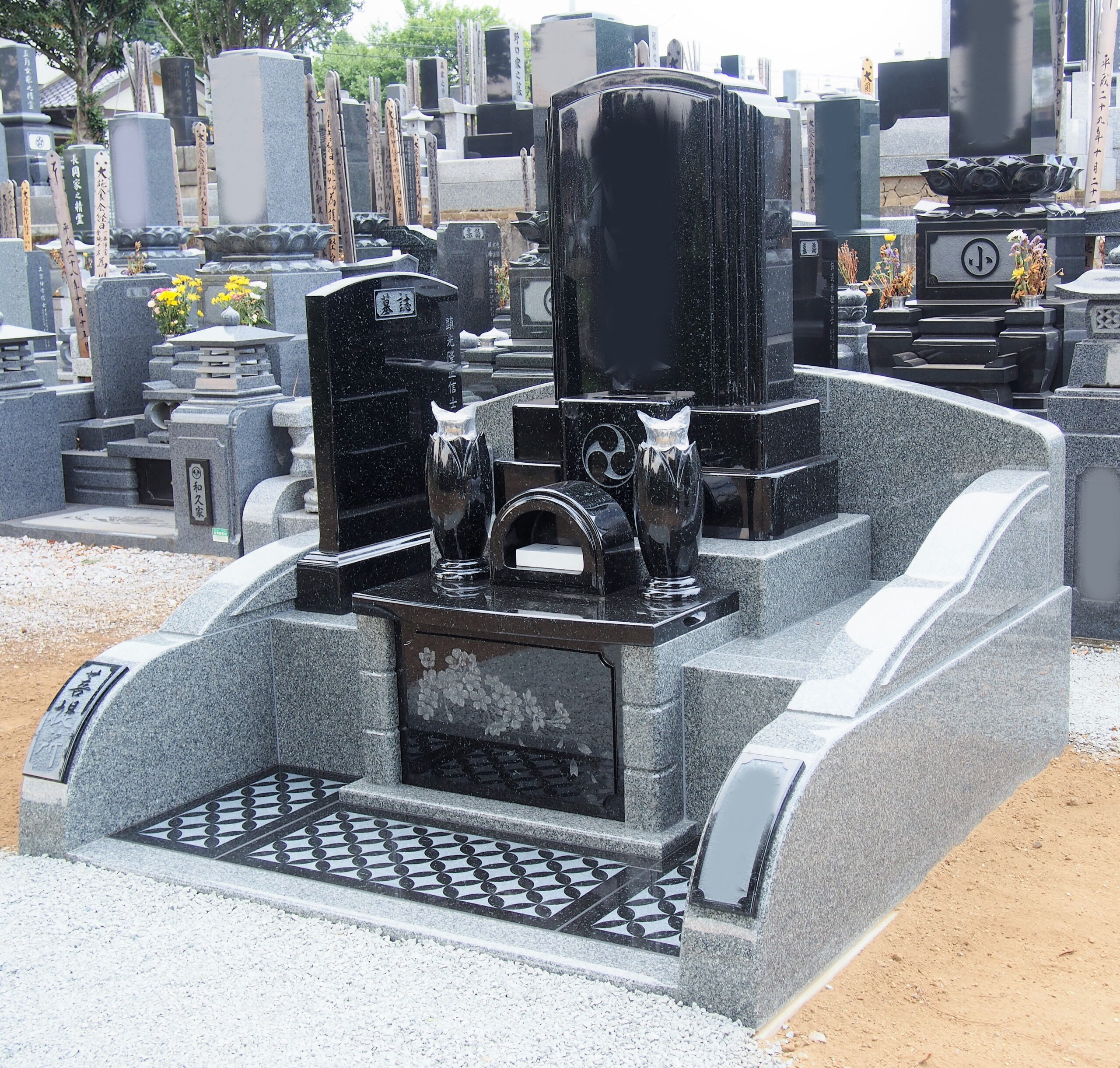 Y-1を使用したデザイン墓石（栃木県藤岡町）