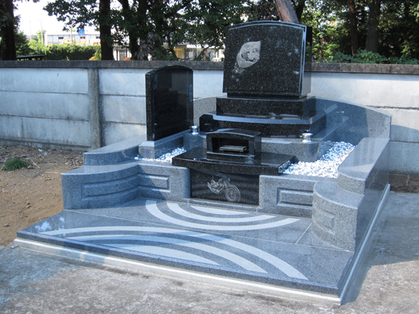 黒色の石塔に花束の彫刻が刻まれたストレート型の洋風のお墓（群馬県邑楽町）