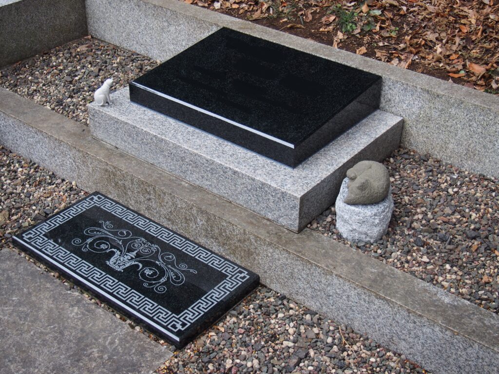 プレート型の洋風のお墓（栃木県大平町）