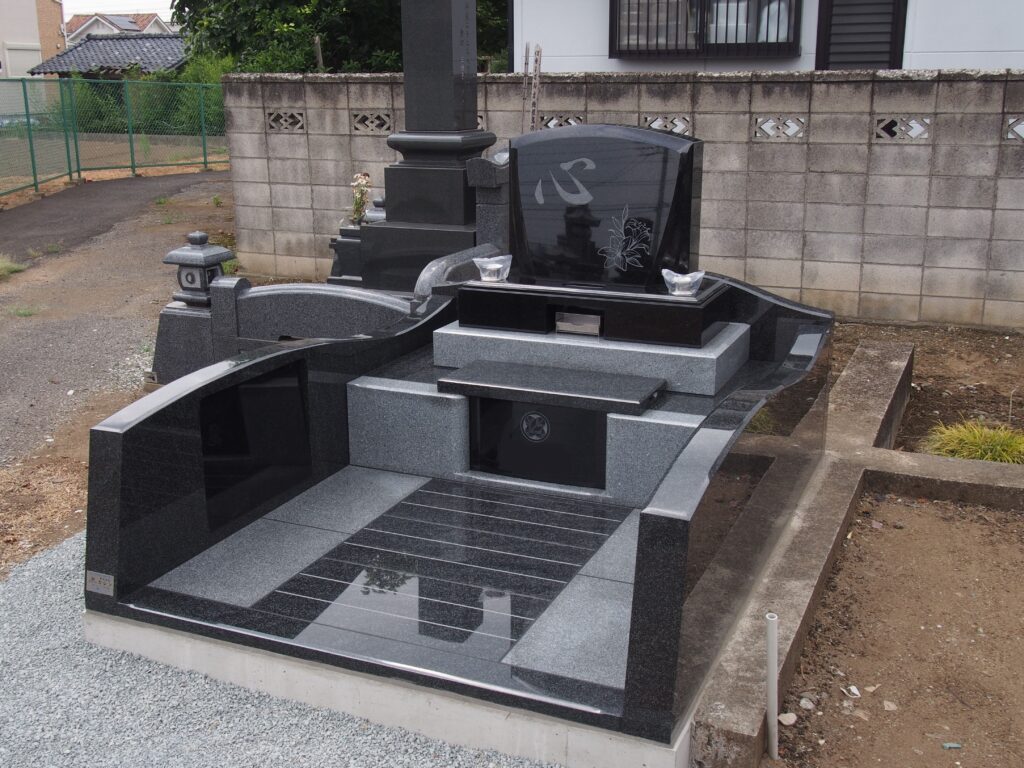 「心」の文字が刻まれた洋風のお墓　群馬県太田市で施工されたお墓
