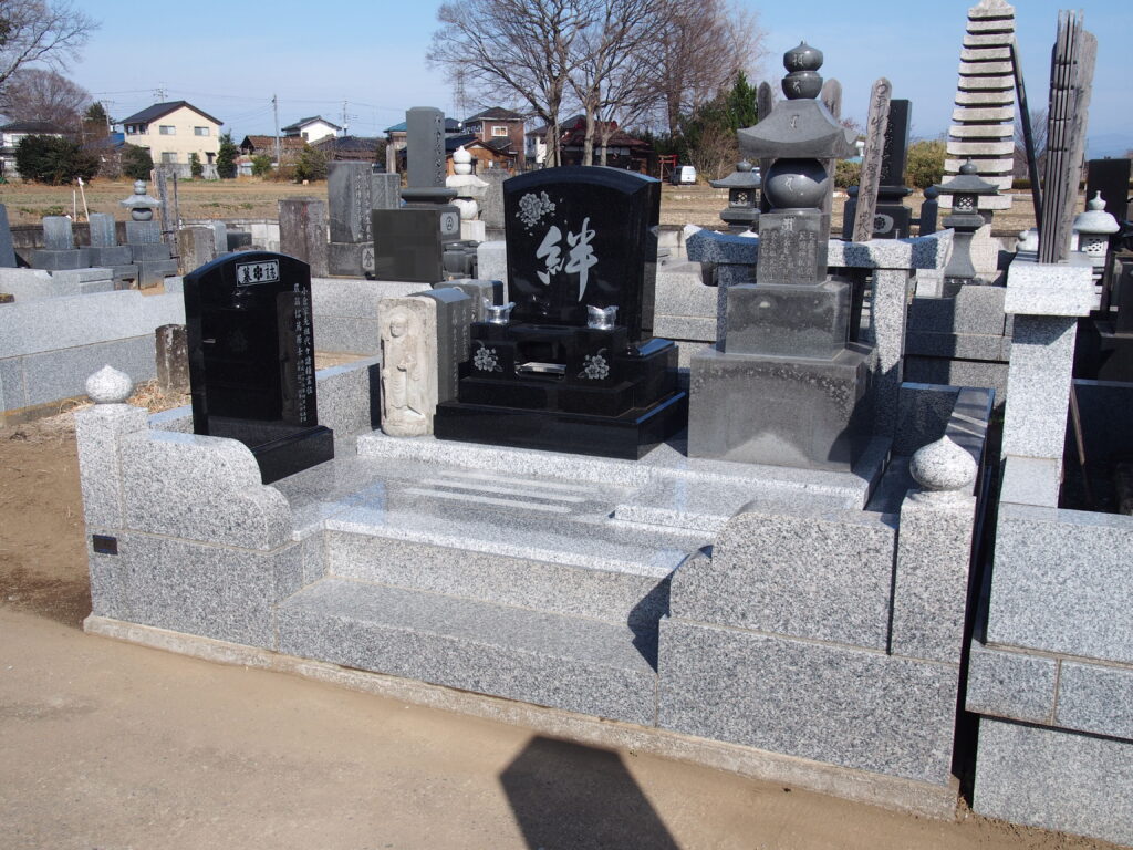 「絆」の文字を刻んだ洋風のお墓　群馬県邑楽郡で施工したお墓