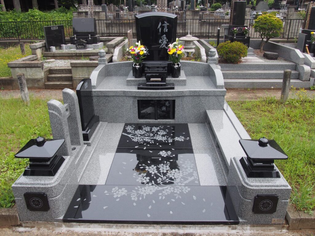 「信愛」の文字が美しいデザイン墓石　埼玉県熊谷市で施工した墓石