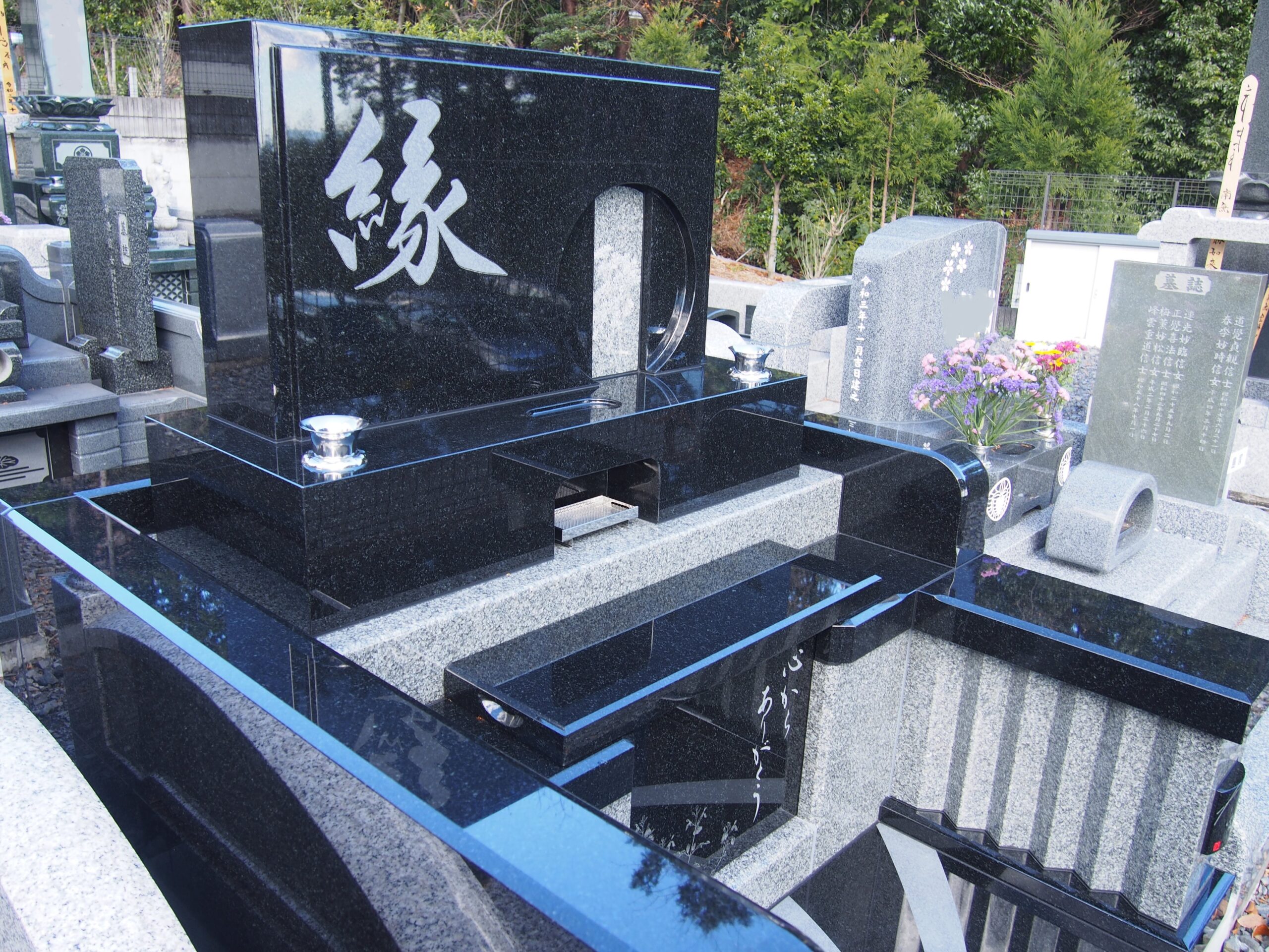 「縁」の彫刻とカットの美しいデザイン墓石（栃木県栃木市）