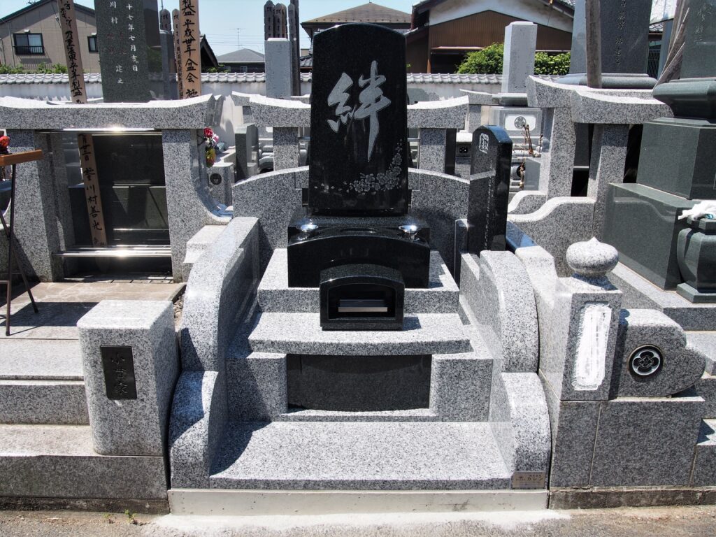 「絆」の文字が美しいデザイン墓石　埼玉県蓮田市で施工したお墓