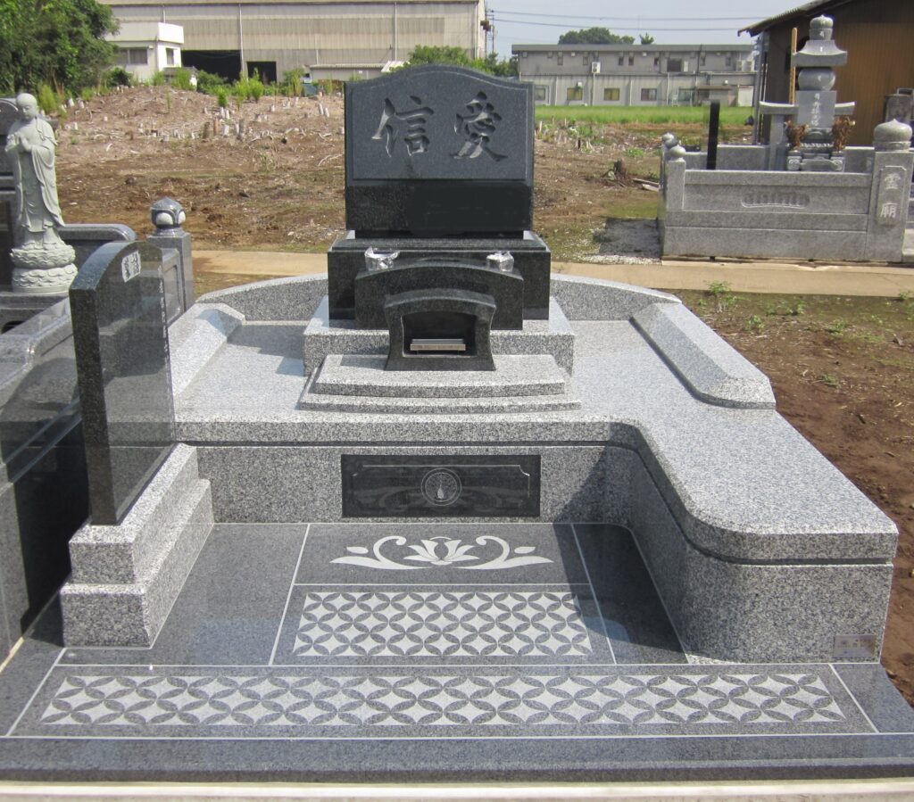 「信愛」の文字が堂々とした洋風のお墓　群馬県千代田町で施工した墓石