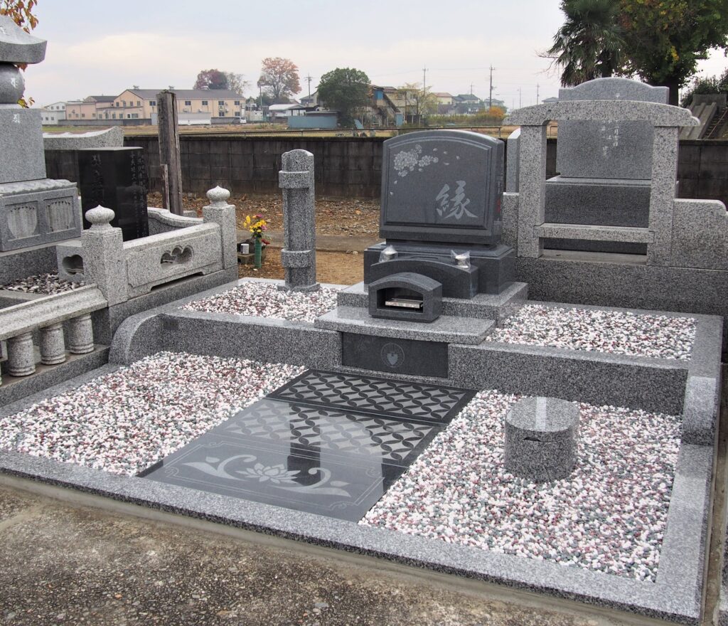 「縁」の文字が映える　洋風のお墓　群馬県板倉町で施工された墓石
