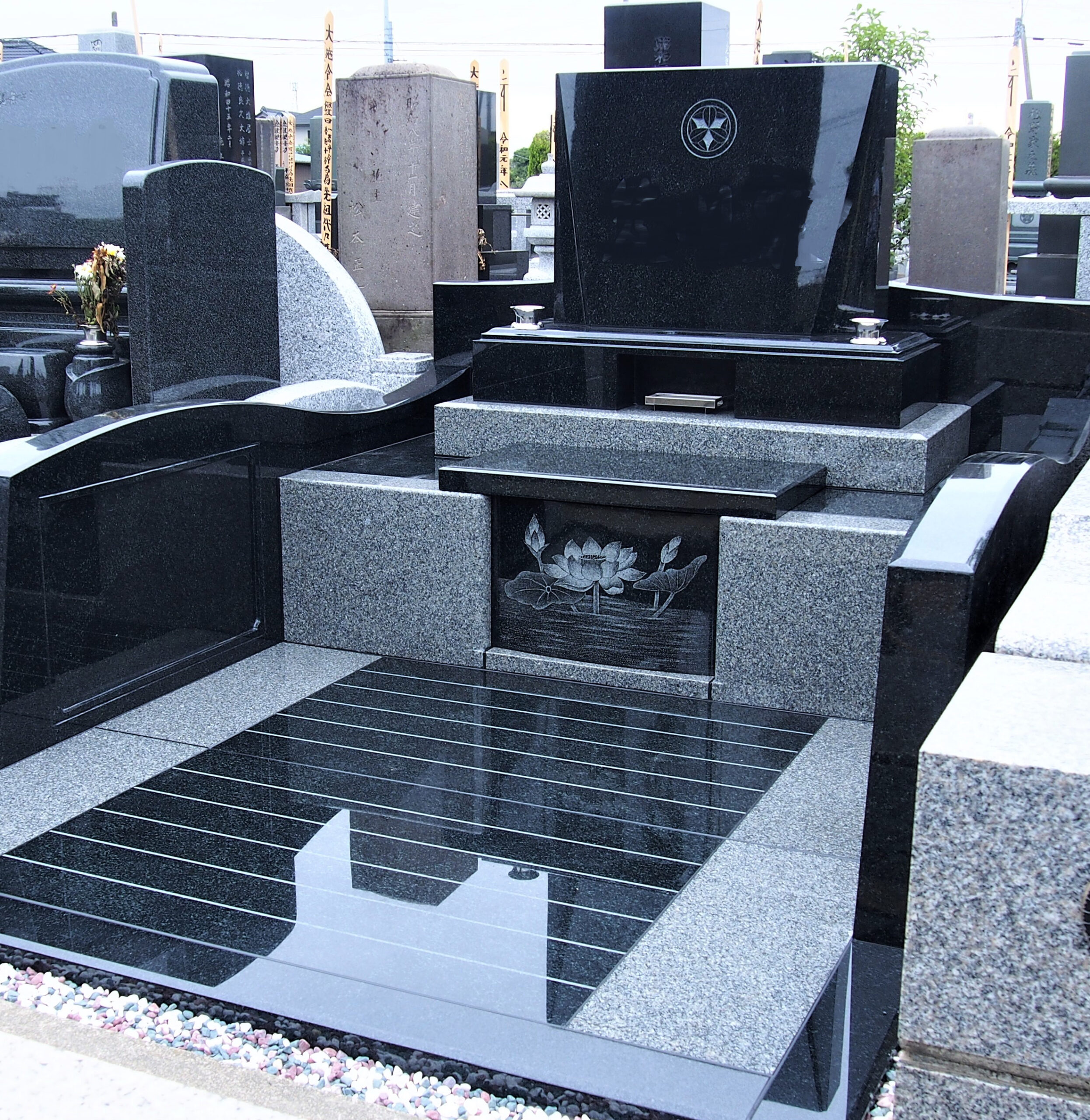 黒色石塔が堂々としたスタイリッシュなデザイン墓石（埼玉県羽生市）