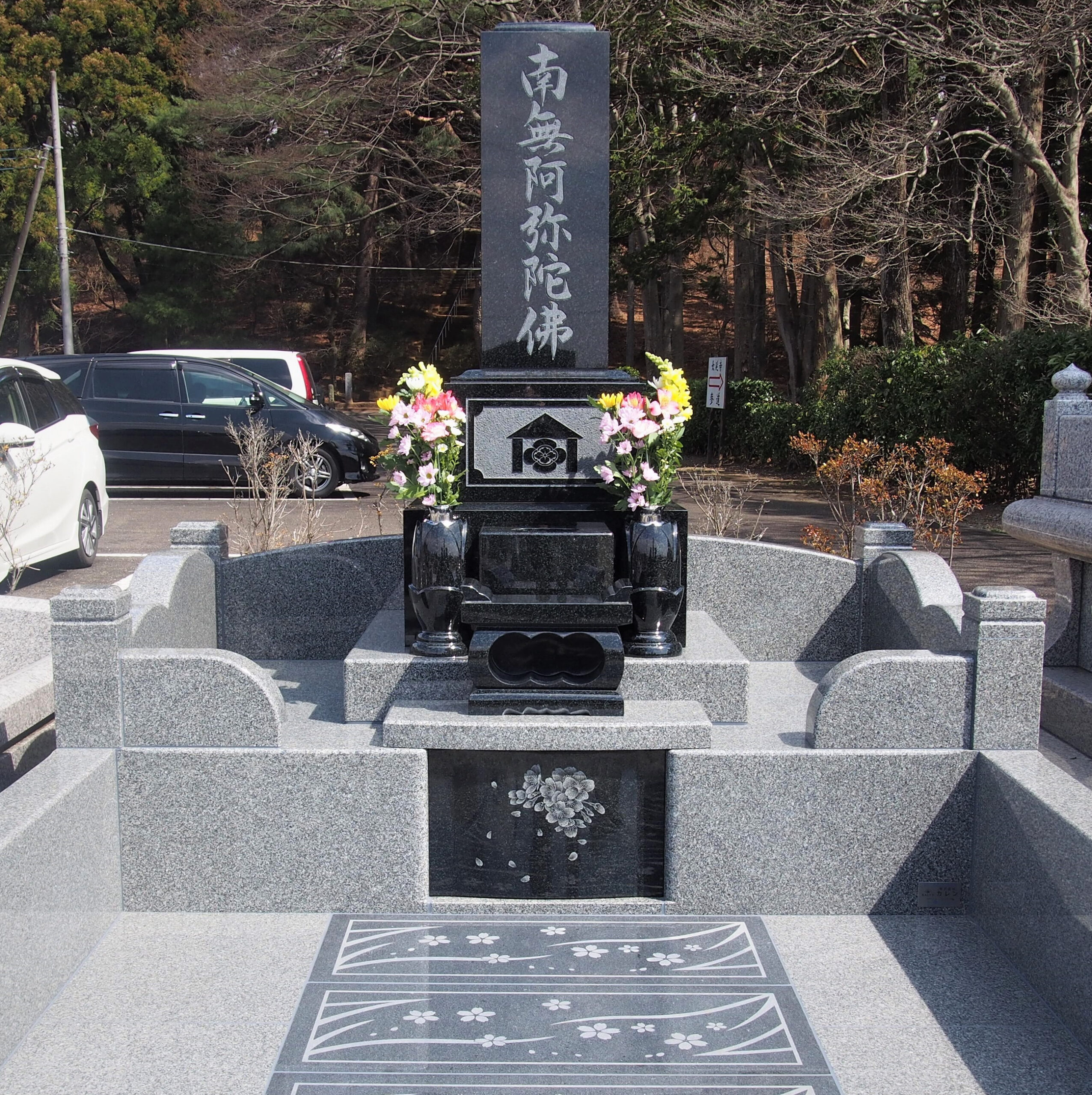 和風のお墓にお花のイラスト彫刻が刻まれています