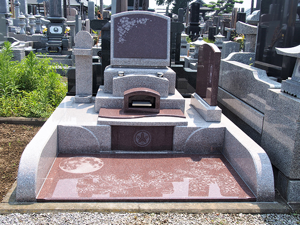 お花の彫刻が刻ませた　カラー石材のデザイン墓石　埼玉県羽生市で施工されたお墓