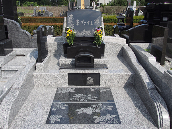 「またね」の文字とお花の彫刻が美しいお墓（栃木県野木町市営やすらぎの郷）
