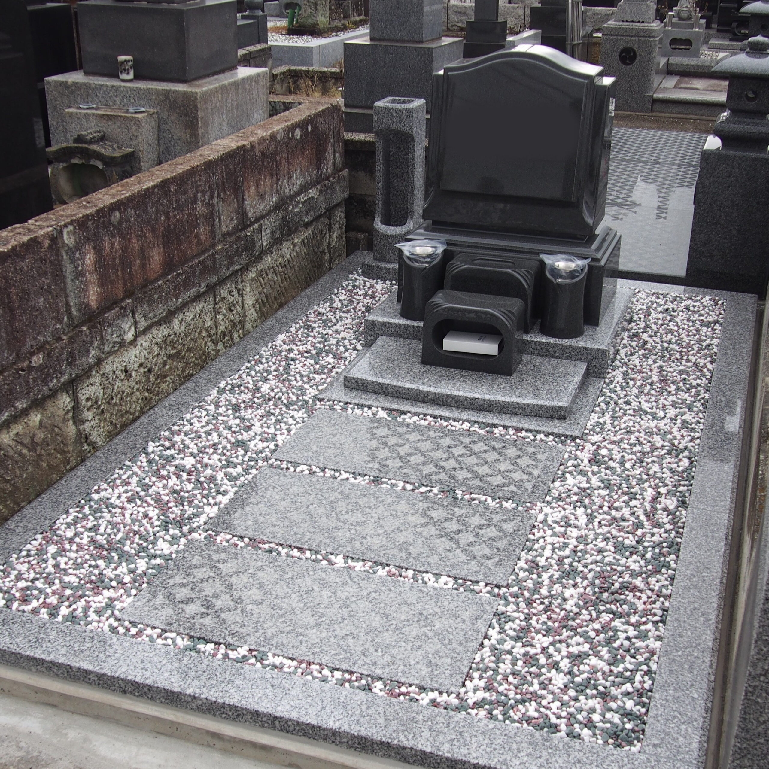 シンプルな黒色の洋風のお墓　墓石カレン（群馬県館林市）が群馬県館林で施工したお墓
