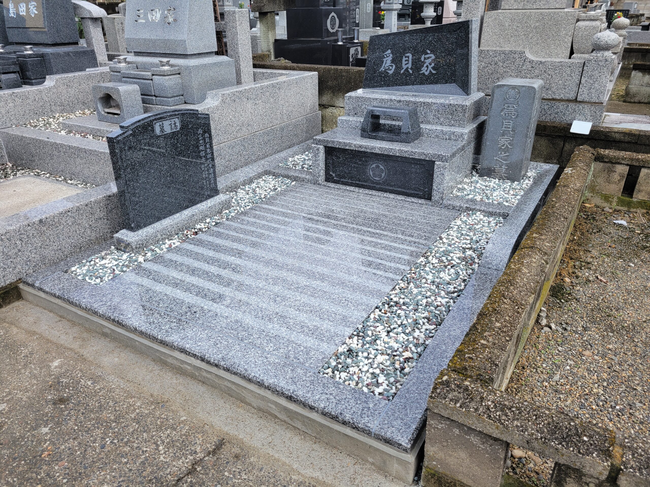 ご施主様が具体的にデザインされたカスタム墓石（栃木県足利市）
