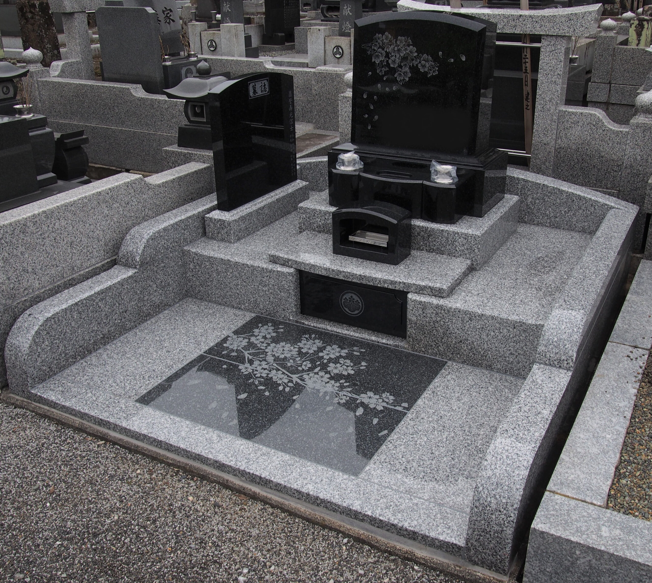 黒の石塔に桜の彫刻が美しい洋風のお墓　墓石カレンが施工した栃木県佐野市のお墓