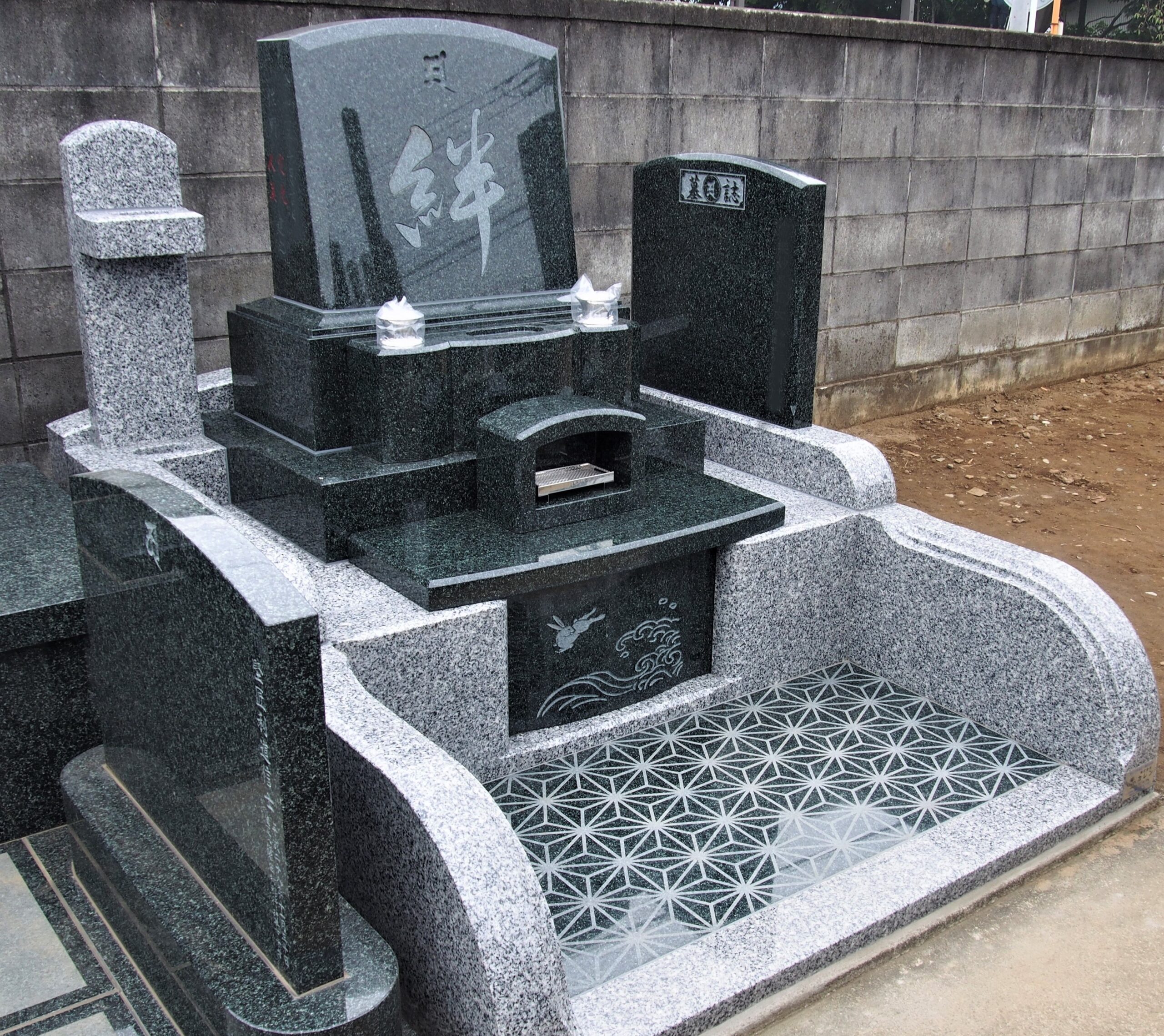 絆の文字が美しい黒色の洋風のお墓　墓石カレン（群馬県館林市）で施工した栃木県佐野市のお墓