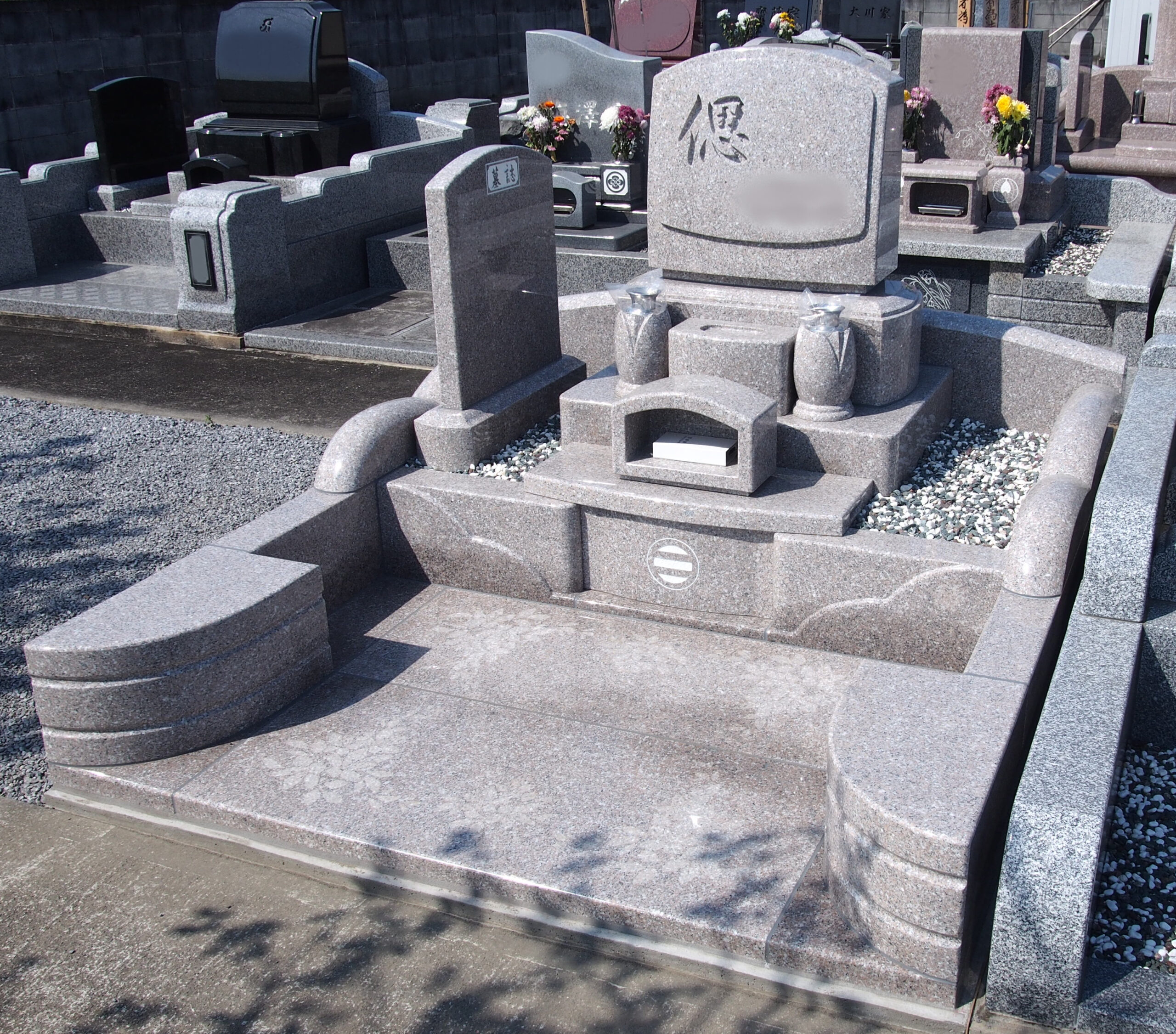 「偲」の文字が刻まれた洋風のお墓　栃木県足利市