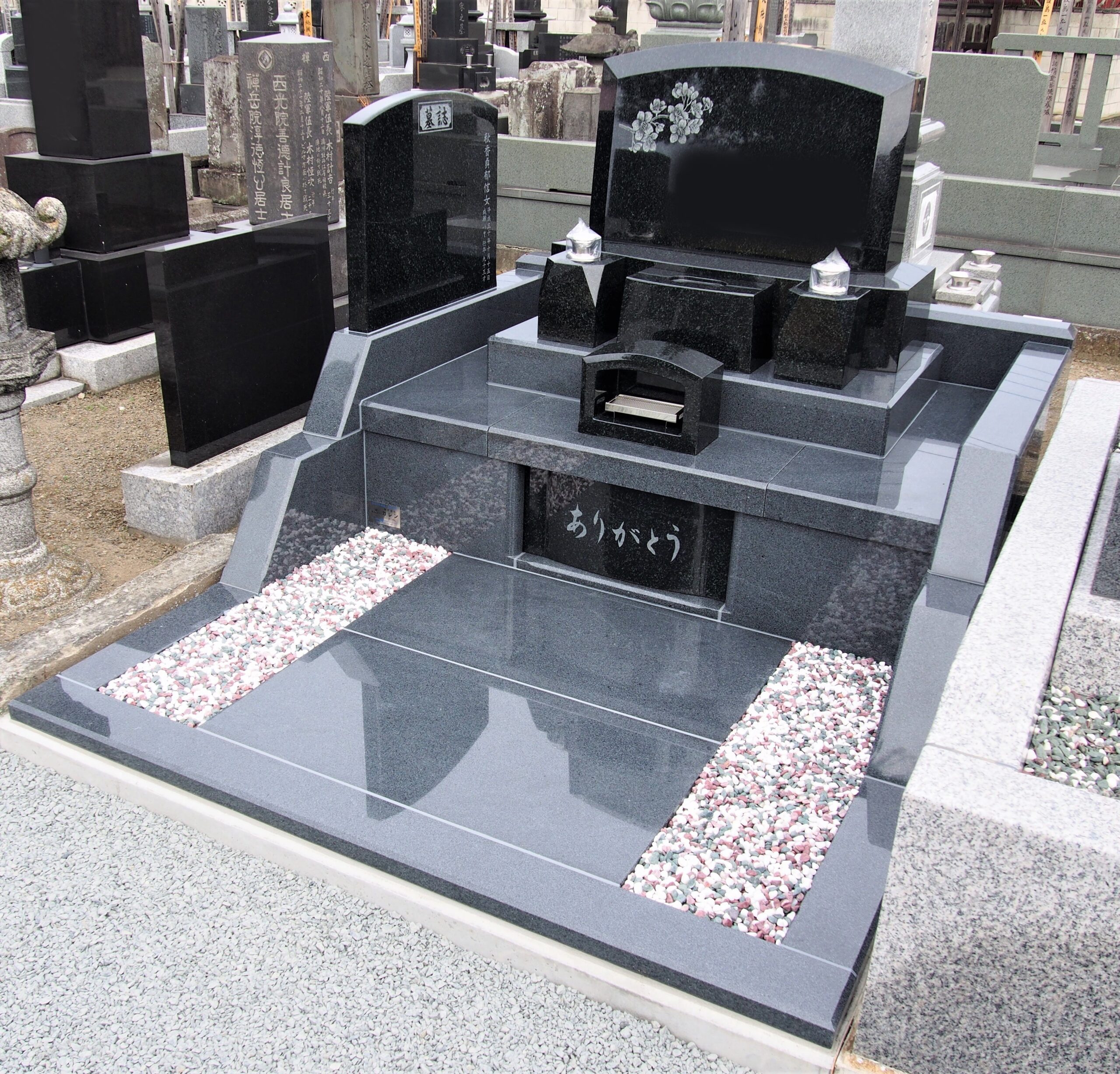 カロート前面に「ありがとう」の文字が刻まれたデザイン墓石（栃木県足利市）